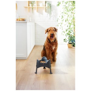 Gamelle Rotho Sammy anthracite réglable en hauteur (1,02 l) avec chien en arrière-plan.