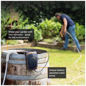 Pompe à eau sans fil Batavia (18V) en utilisation sur une cuve de récupération d'eau de pluie. Idéal pour l'arrosage du jardin.
