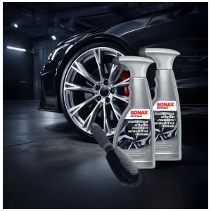 Sonax Felgenreinigungs-Set mit Bürste (2x500ml) vor Auto mit Alufelge. Autopflege für glänzende Felgen.