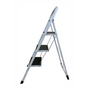 Scaletta pieghevole Comfort a 3 gradini, color argento, con tappetini antiscivolo per una presa sicura.