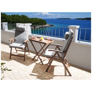 Beliani Bistro-Set Amantea Premium: 2 Akazien-Hochlehner mit grauen Kissen und klappbarer Tisch auf Balkon.