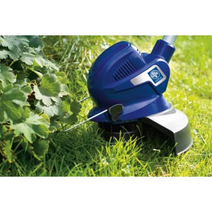 Coupe-bordure LUX avec fil de 1,6 mm en utilisation pour la finition de pelouse.