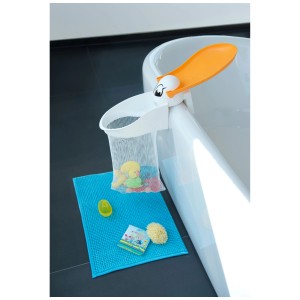Rotho KidsKit collecteur de jouets de bain pélican sur le bord de la baignoire avec des jouets dans le filet.