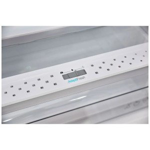 Detailaufnahme: AdaptiFresh-Schubfach mit Feuchtigkeitsregler im Sharp Einbaukühlschrank.