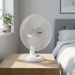 Ventilatore da tavolo Bimar VT502 bianco (40 cm) su comodino in camera da letto. 3 pale, griglia.