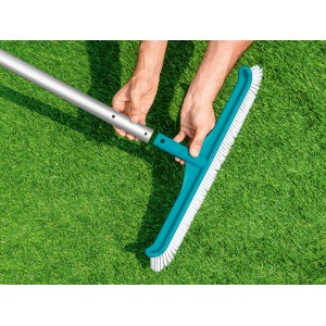 Brosse de piscine Bestway Flowclear avec manche télescopique pour le nettoyage de la piscine.