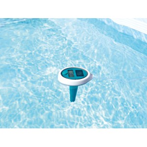 Thermomètre de piscine digital Bestway solaire avec cordon dans l'eau.