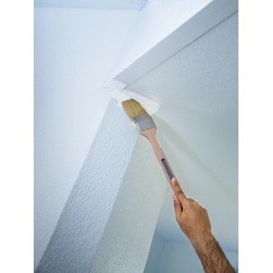Pennello angolare LUX 60 mm in uso: pittura di un angolo con pittura a emulsione.
