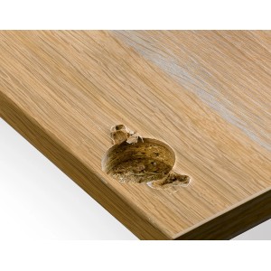 Plaque de réparation blanche Hettich pour charnière à boîtier de 35 mm sur panneau de bois endommagé.