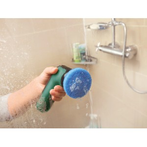 Bosch Spazzola a batteria Universal Brush in uso nella doccia con tampone blu.