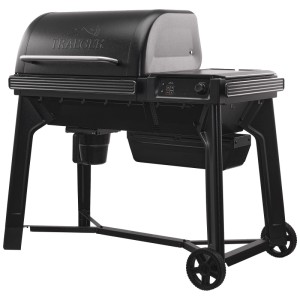Barbecue à pellets de bois Traeger Woodridge en acier noir avec contrôle digital et roues.