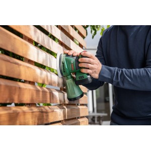 Ponceuse excentrique sans fil Bosch UniversalOrbit 18V-20 en utilisation sur du bois.