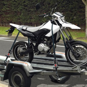 Moto fixée sur remorque avec sangle Master Lock 3248EURDAT.