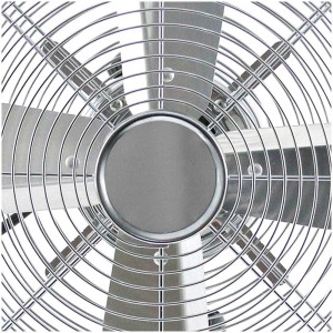 Gros plan du ventilateur de table chromé Emerio (Ø 30 cm) avec pales de rotor et grille de protection.