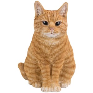 Sitzende, rot getigerte Vivid Arts Katze Ginger als Gartendeko, 29,5x24,5x20 cm.