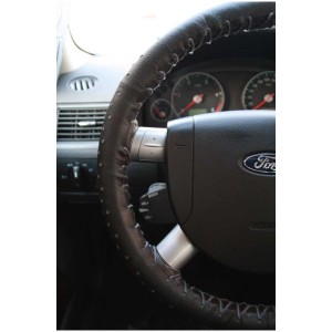 Coprivolante in vera pelle nera dal design sportivo per interni auto.