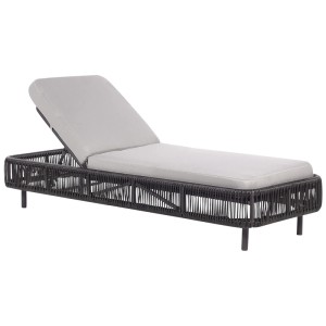 Lettino da giardino Beliani Osini in rattan grigio con schienale regolabile e cuscino.