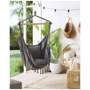 Sedia sospesa in cotone grigio Beliani Bonea con cuscini e nappe in stile boho.