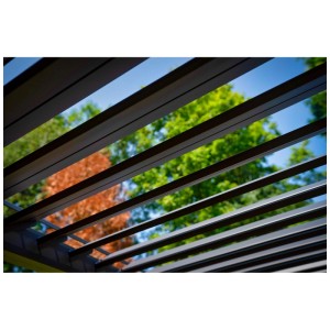 Dettaglio delle lamelle orientabili di una pergola Colibri in alluminio antracite.