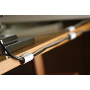 Clips de câble Tesa Powerstrips (5 pcs) en blanc fixant les câbles à une table.