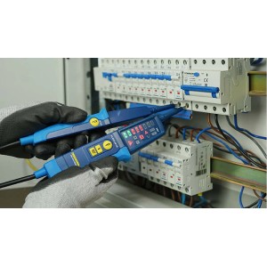 Testeur de tension Pancontrol PAN MV-1000A utilisé sur un boîtier de fusibles. Outil de mesure avec affichage LED.