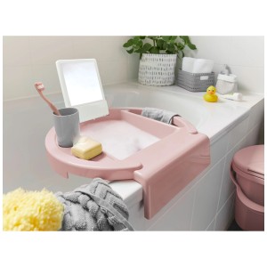 Lavabo enfant rose Rotho Kiddy Wash avec miroir, savon et gobelet sur baignoire.
