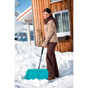 Donna che spalare la neve con pala da neve Gardena Combisystem ES 40 cm blu davanti a una casa di legno.