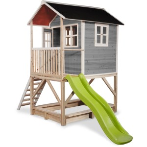 Maisonnette en bois grise EXIT Loft 500 avec toboggan, bac à sable et échelle.