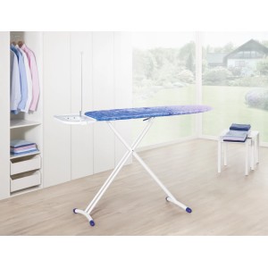 Asse da stiro Leifheit AirSteam Premium L con superficie blu fantasia e telaio bianco.