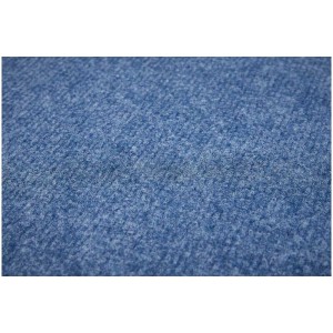 Gros plan sur la moquette aiguilletée Malta en bleu colombe, vendue au mètre.