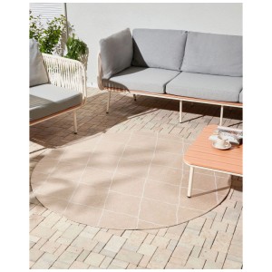 Runder Beliani Outdoor-Teppich Gwalior (Ø 160 cm) aus beigem Polypropylen mit geometrischem Muster auf Terrasse.