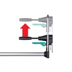 Set di montaggio telai porta wolfcraft Pro: Dettaglio del dispositivo di serraggio con maniglie e leve. Freccia rossa indica regolazione.