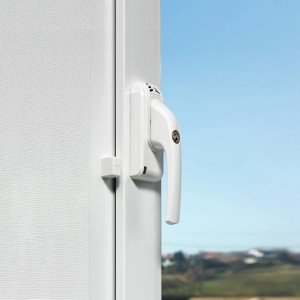 Poignée de fenêtre avec alarme Abus FG300A blanche sur cadre de fenêtre. Serrure de porte avec alarme anti-effraction.