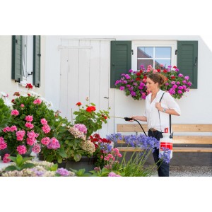 Femme utilisant le pulvérisateur à pression Birchmeier Garden Star 3 pour l'entretien du jardin.