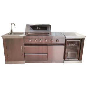 Cuisine d'extérieur Buschbeck Oxford en acier inoxydable avec grill, évier et réfrigérateur.