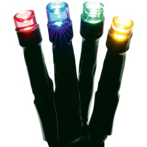 Gros plan sur les LED multicolores d'une guirlande lumineuse extérieure OBI avec câble vert pour jardin et terrasse.