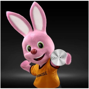 Il coniglietto Duracell presenta la pila a bottone al litio CR1616 per un'alimentazione affidabile.
