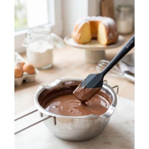 Ciotola Städter in acciaio inox con cioccolato fuso, mescolato con spatola. Ideale per sciogliere a bagnomaria.