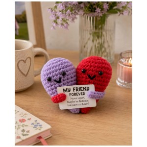 Gehäkelter Glücksbringer Twin-Heart, lila und rot, hält Schild 'MY FRIEND FOREVER'. Mini-Plüschtier, 8 cm.