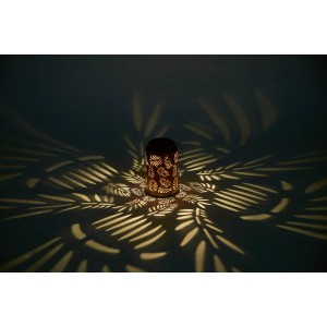 Lanterne solaire LED feuilles terracotta (Ø 12 cm) avec effets de lumière dans le jardin.
