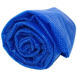 Bâche solaire Steinbach bleue enroulée pour piscine rectangulaire (8x4 m) avec bulles.