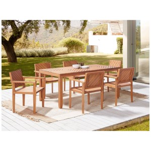 Tavolo da giardino Beliani Baratti in legno acacia, color naturale, con 6 sedie su un patio.