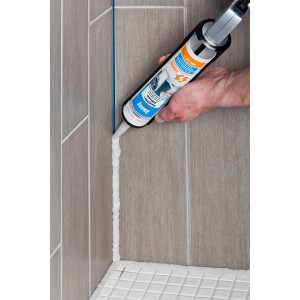 Anwendung von Knauf Sanitär-Silikon Silbergrau Plus zum Abdichten einer Fliesenfuge.