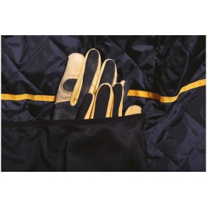Detailaufnahme: Moosgrüne Cat Chinook Jacke mit Handschuhen in Innentasche. Arbeitskleidung mit Steppfutter.