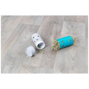 Rouleau Snack & Food pour rongeurs, carton, gris et turquoise, rempli de foin et de friandises.