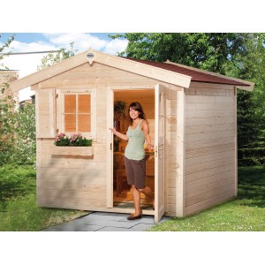 Abri de jardin en bois OBI Outdoor Living Bozen, non traité, avec fenêtre et jardinière. Femme entrant dans l'abri.