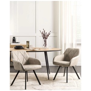Zwei beige Beliani Esszimmerstühle Monee mit Armlehne und schwarzen Metallbeinen.