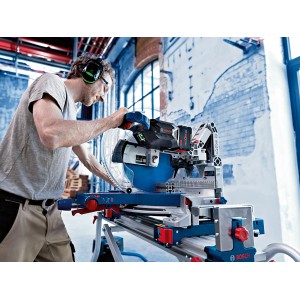 Scie à onglet sans fil Bosch Professional GCM 18V-305 GDC en utilisation.