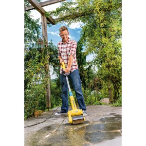Uomo pulisce lastre di pietra con Gloria BrushSystem Steinbürste Pro. Utensile da giardino con spazzola in filo d'acciaio.