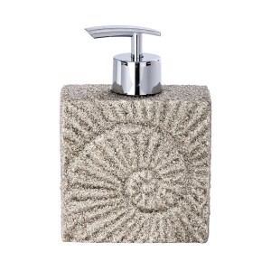 Dispenser sapone beige Wenko Fossil in poliresina con motivo fossile e pompa cromata.